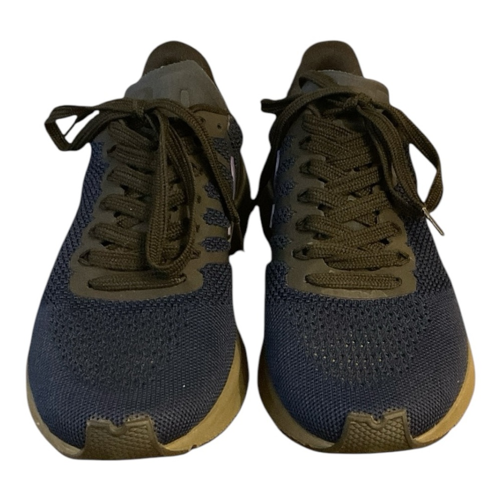 Women’s NWOT VEJA Marlin Running Sneakers, size 6